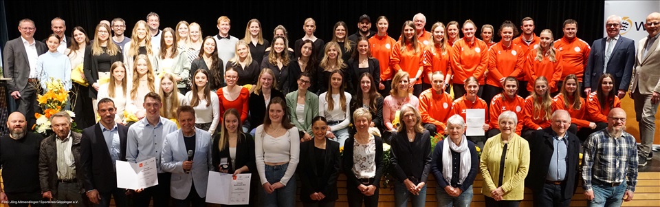 Gruppenbild mit allen Preisträgeern und nominierten Kandidaten/Kandidatinnen